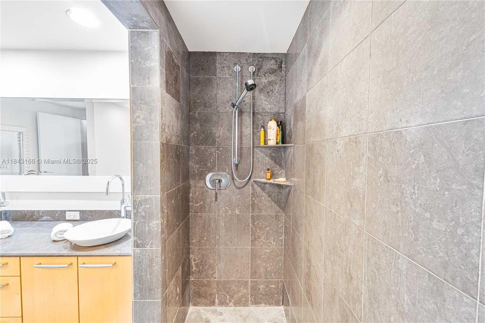 Small Image of 3801 COLLINS AVE #1105, Miami Beach Number 35