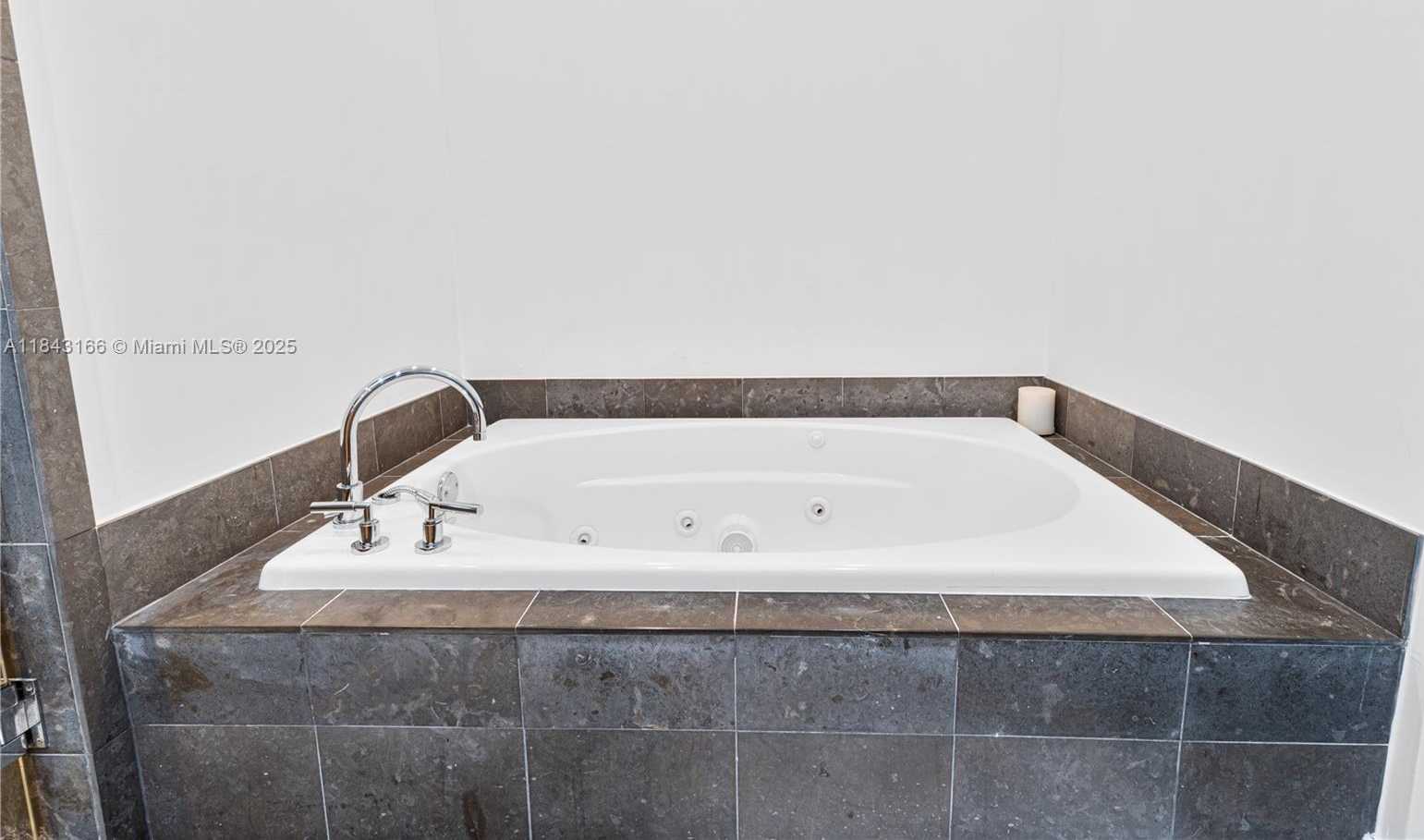 Small Image of 3801 COLLINS AVE #1105, Miami Beach Number 38