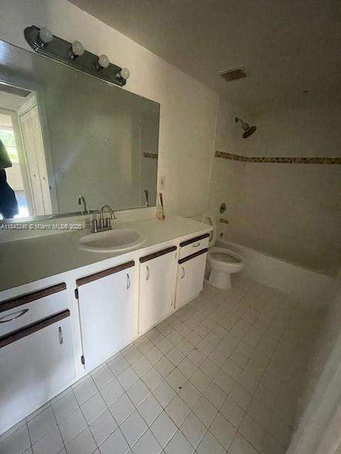Small Image of 8235 LAKE DR #307, Doral Number 11