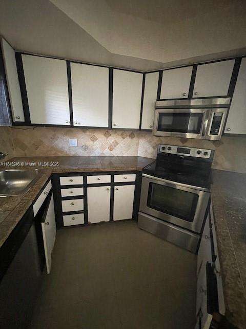 Small Image of 8235 LAKE DR #307, Doral Number 13