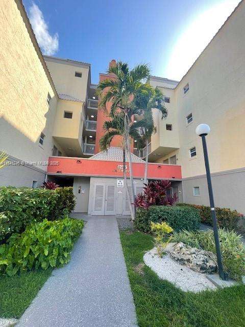 Small Image of 8235 LAKE DR #307, Doral Number 3