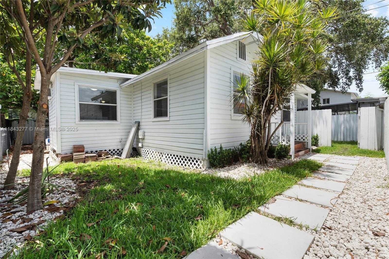 Small Image of 2946 SOUTH WEST 26TH ST, Miami Number 38