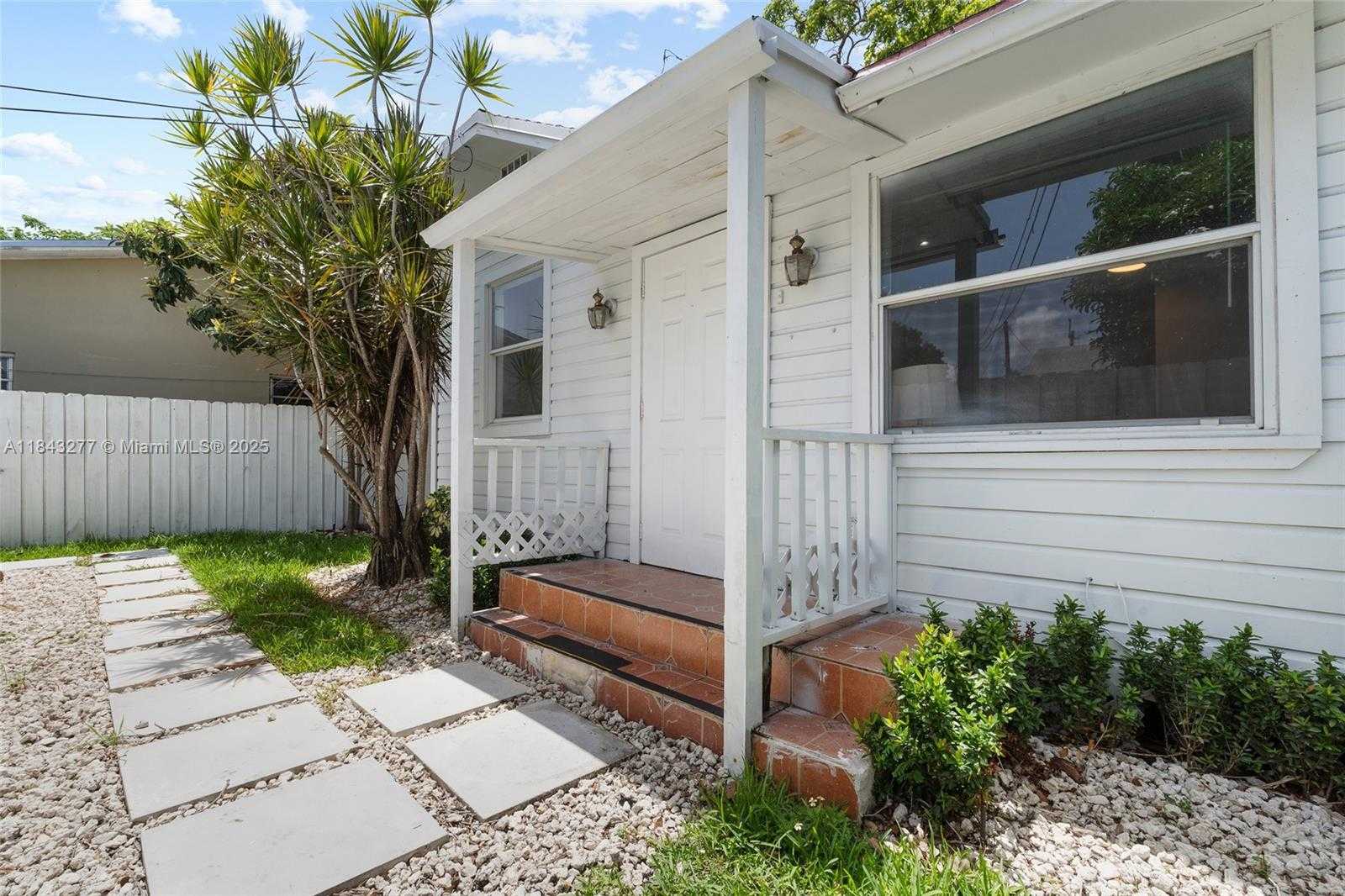 Small Image of 2946 SOUTH WEST 26TH ST, Miami Number 40