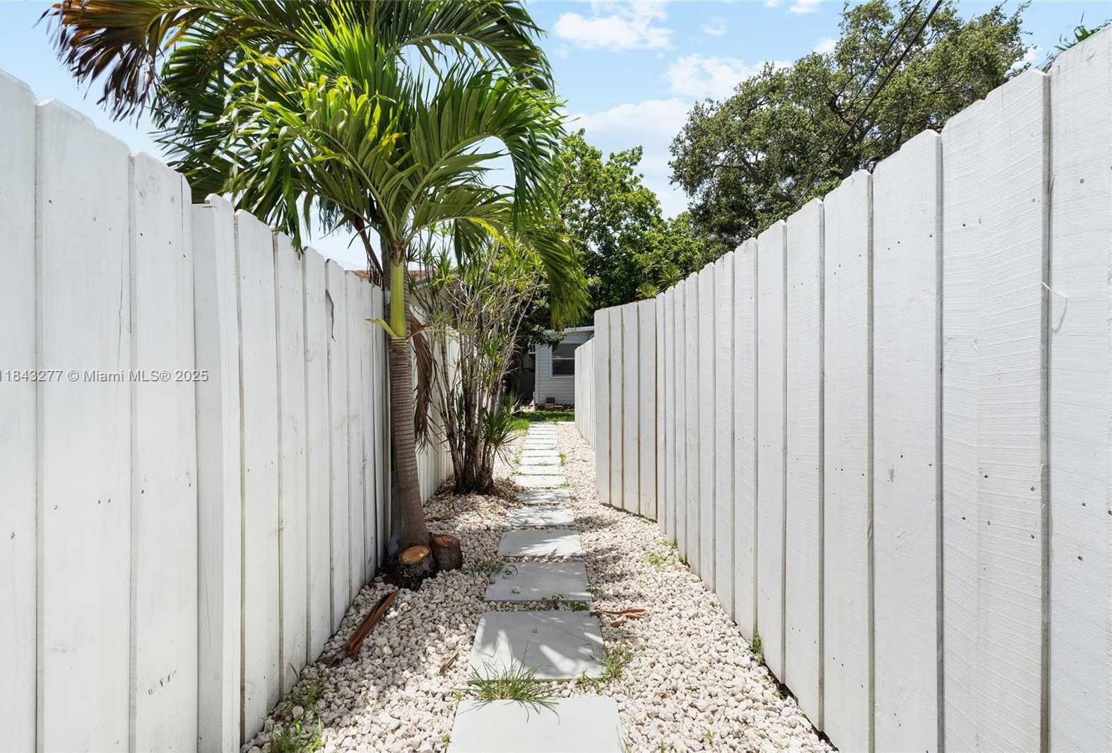 Small Image of 2946 SOUTH WEST 26TH ST, Miami Number 53