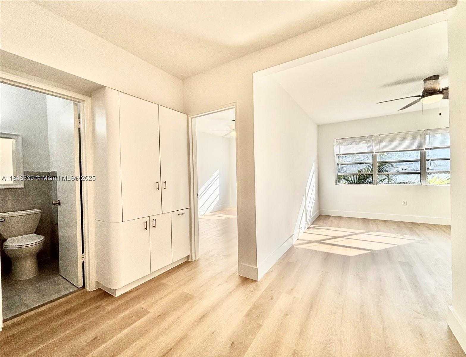 Small Image of 4740 PINE TREE DR #28, Miami Beach Number 3