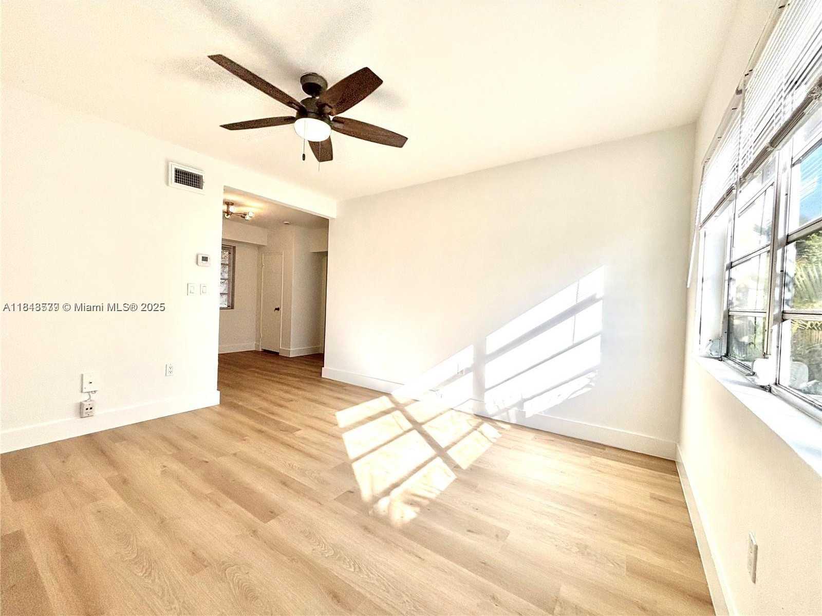 Small Image of 4740 PINE TREE DR #28, Miami Beach Number 5