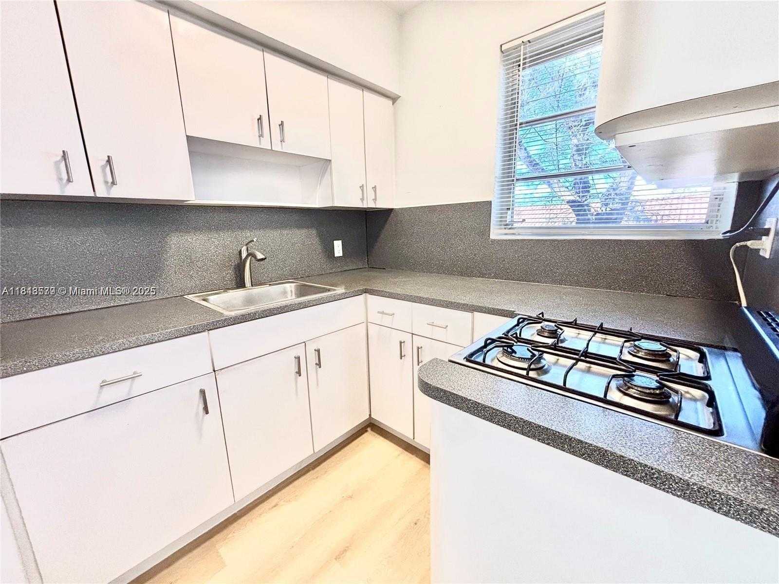 Small Image of 4740 PINE TREE DR #28, Miami Beach Number 6