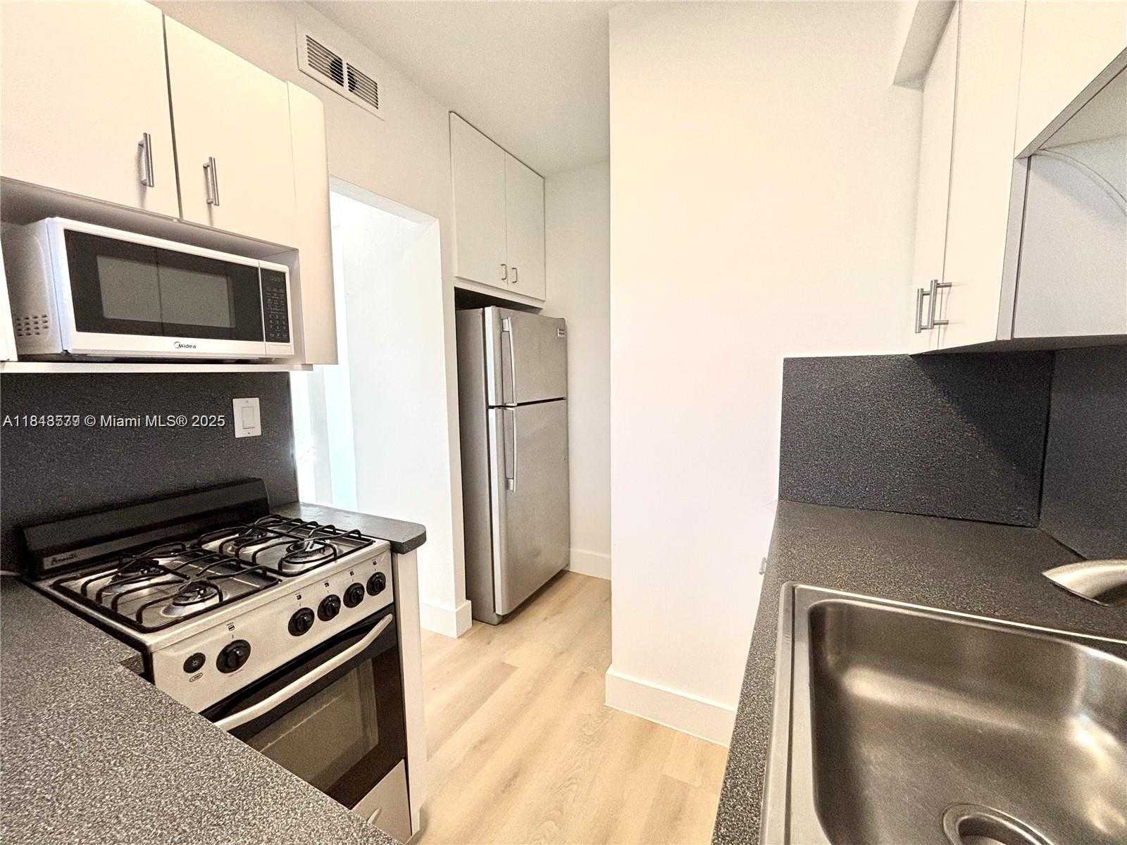 Small Image of 4740 PINE TREE DR #28, Miami Beach Number 7