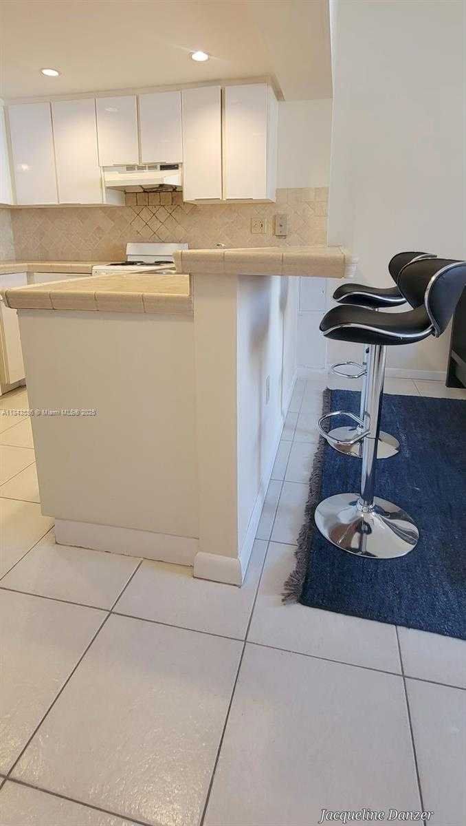 Small Image of 540 BRICKELL KEY DR #307, Miami Number 3