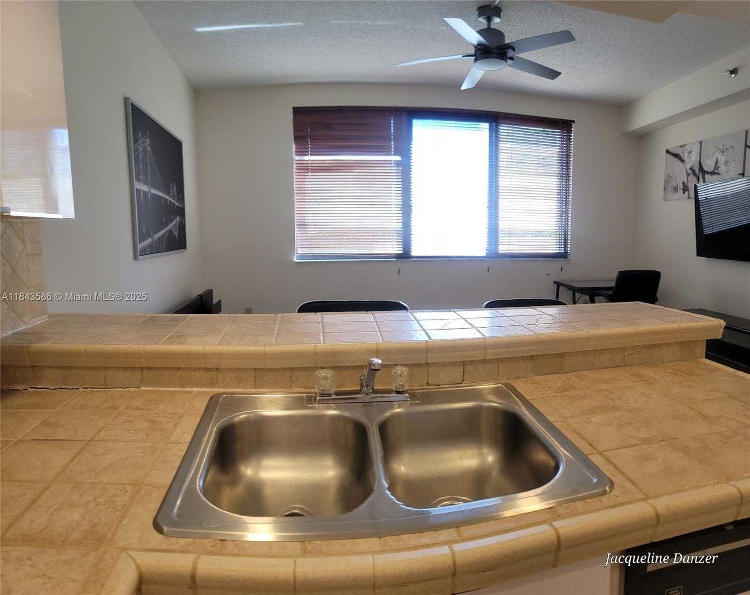 Small Image of 540 BRICKELL KEY DR #307, Miami Number 4