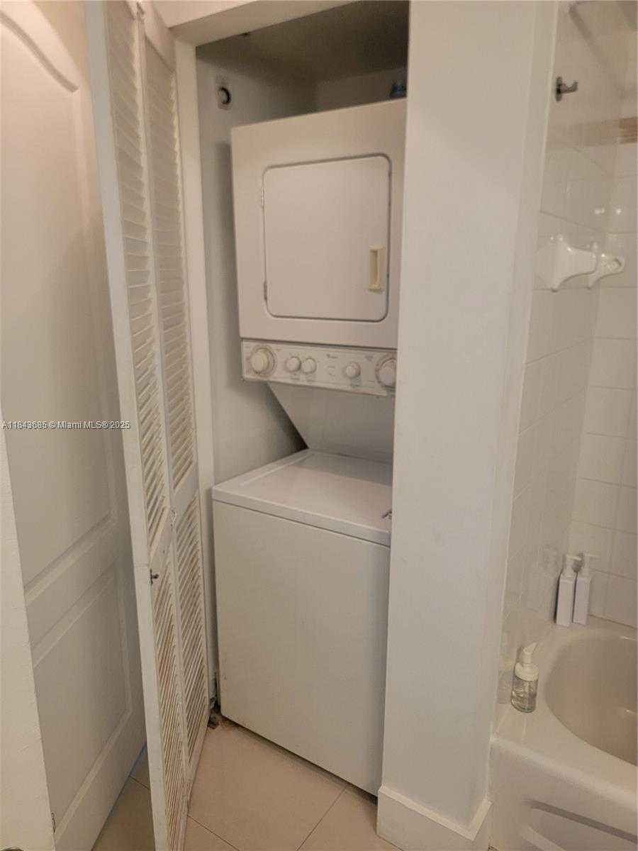 Small Image of 1200 BRICKELL BAY DR #2415, Miami Number 18