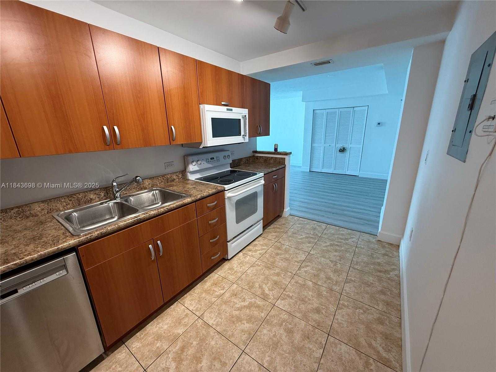 Small Image of 7501 EAST TREASURE DR #8S, North Bay Village Number 6
