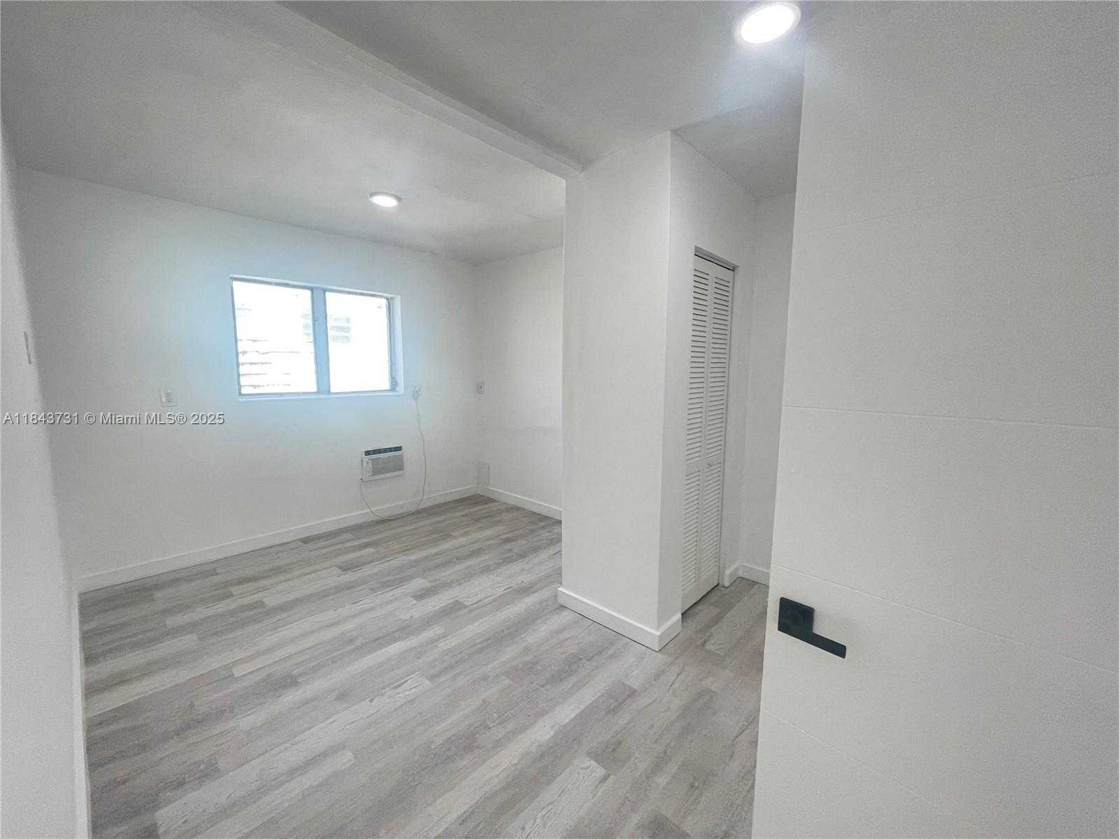 Small Image of Surfside Number 6