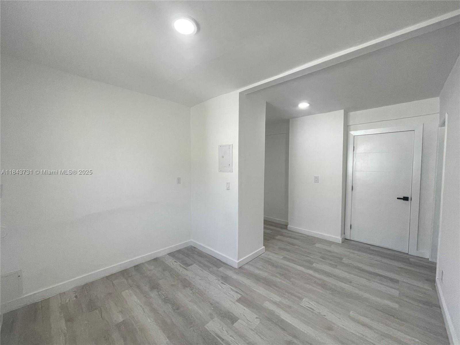 Small Image of Surfside Number 7