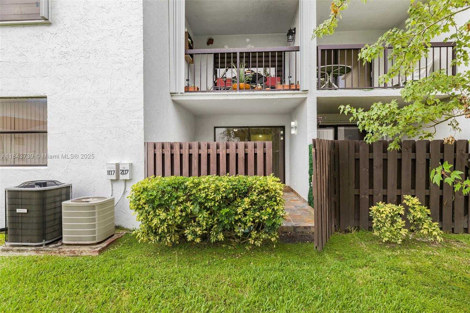 Small Image of 9407 FONTAINEBLEAU BLVD #106, Miami Number 31