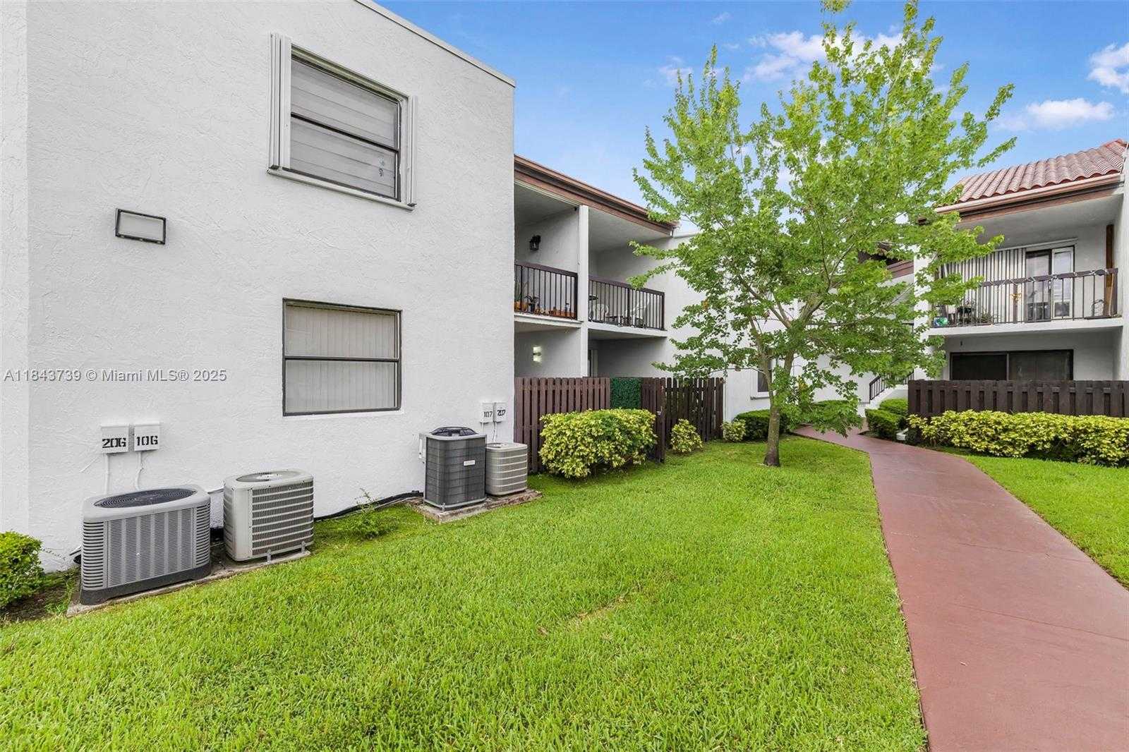 Small Image of 9407 FONTAINEBLEAU BLVD #106, Miami Number 4
