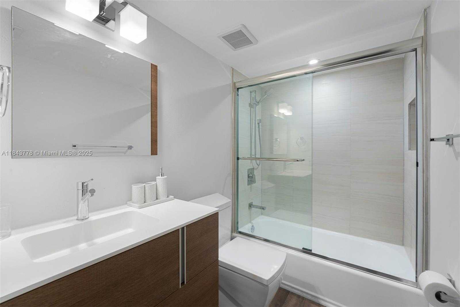 Small Image of 1800 SUNSET HARBOUR DR #1208, Miami Beach Number 20