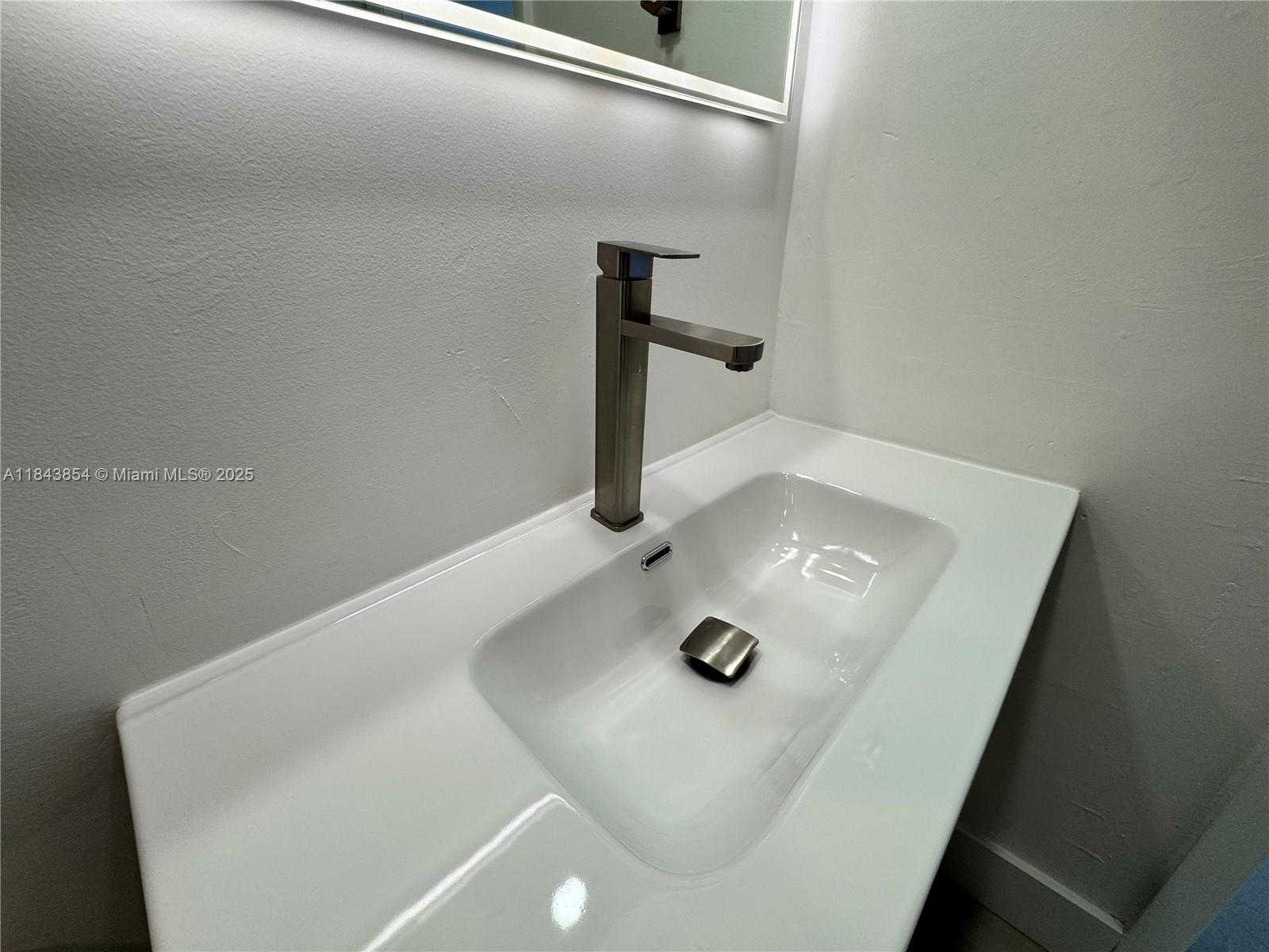 Small Image of 2000 NORTH EAST 135TH ST #807, North Miami Number 31