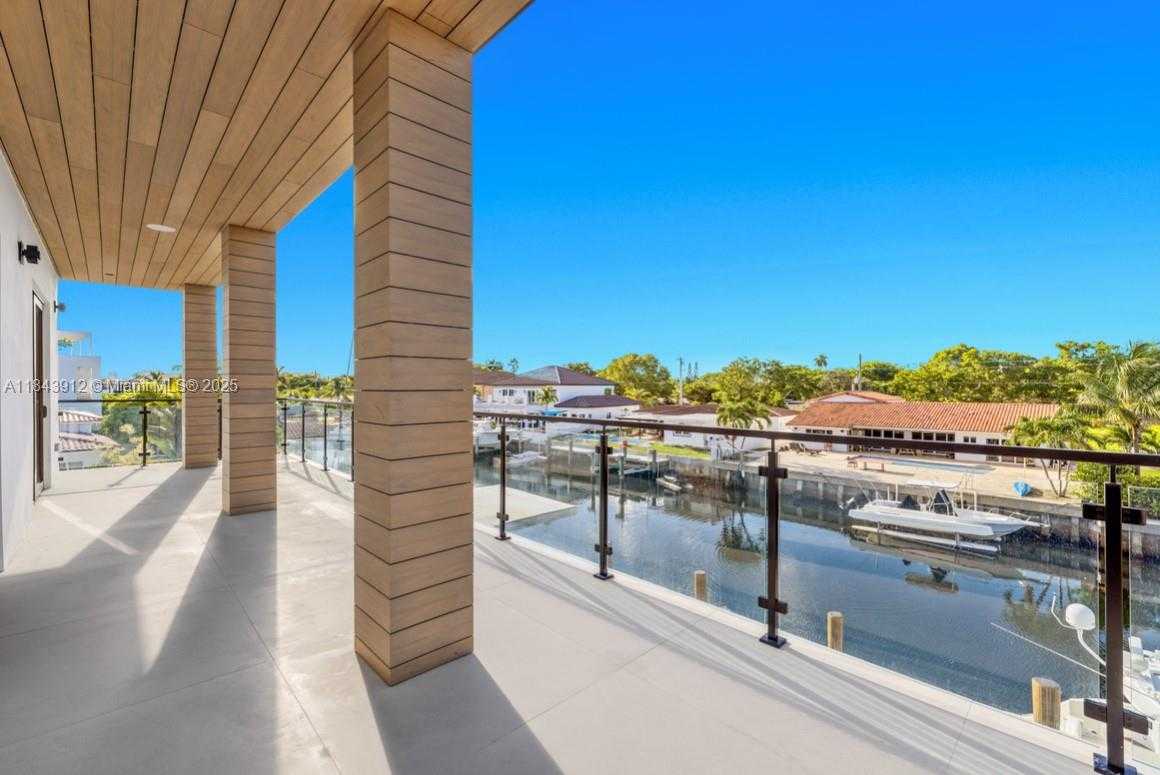 Small Image of 2050 SOUTH HIBISCUS DR, North Miami Number 12