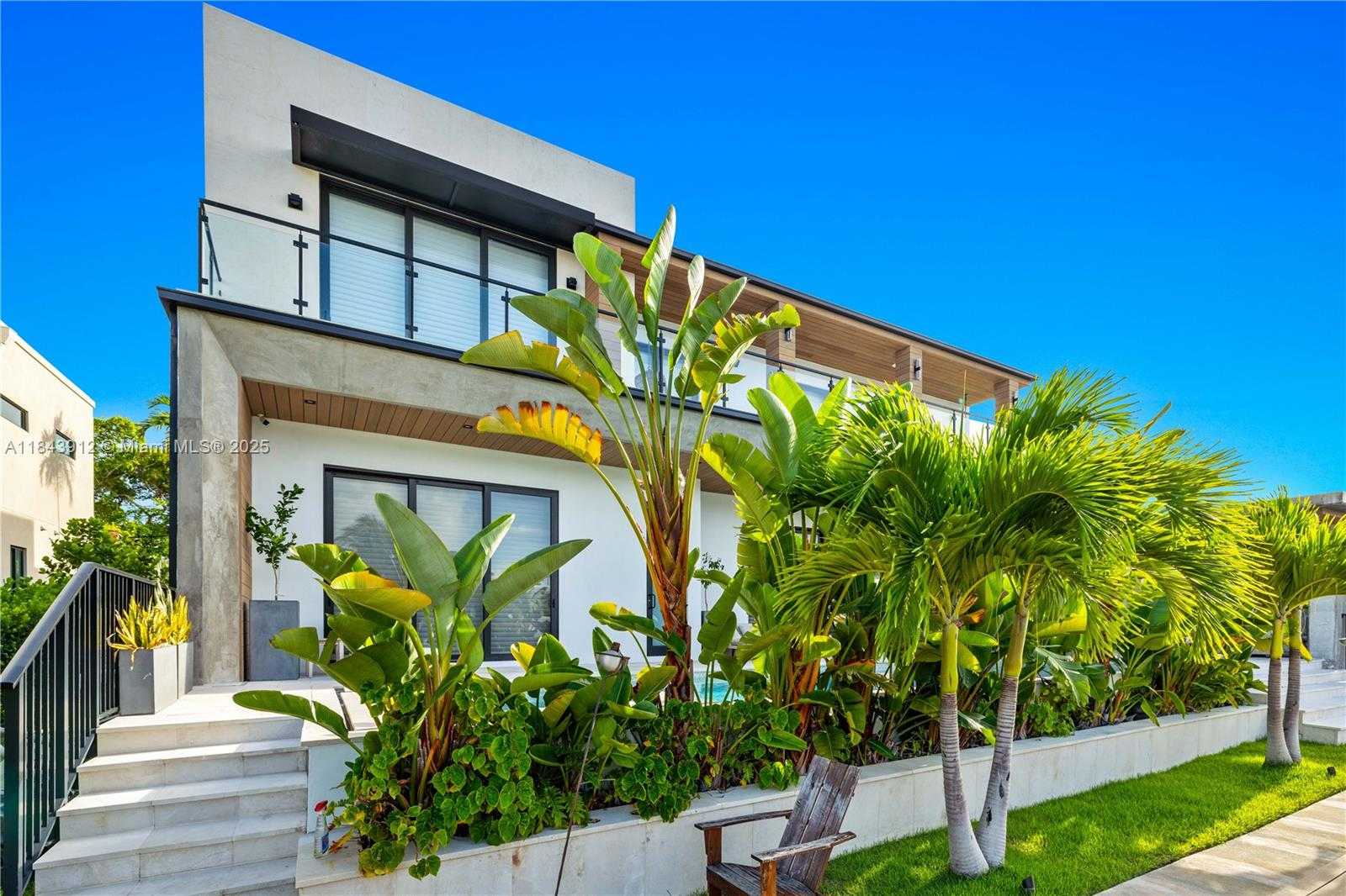 Small Image of 2050 SOUTH HIBISCUS DR, North Miami Number 2