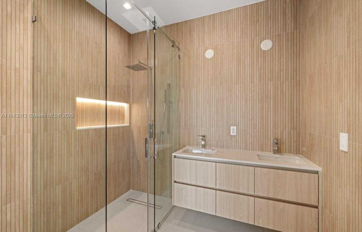 Small Image of 2050 SOUTH HIBISCUS DR, North Miami Number 8