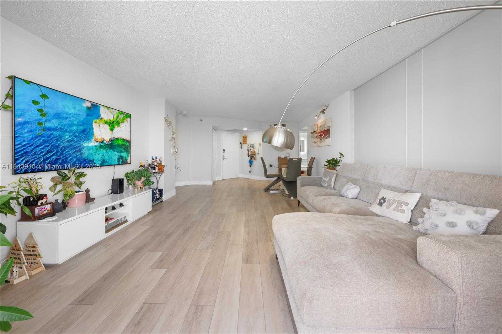 Small Image of 3530 MYSTIC POINTE DR #1406, Aventura Number 2