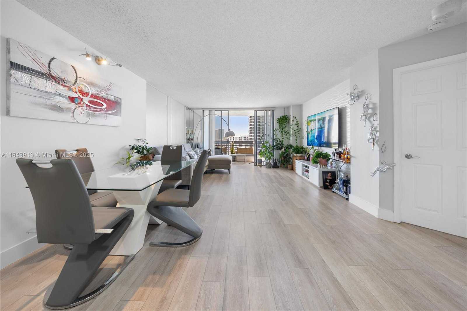 Small Image of 3530 MYSTIC POINTE DR #1406, Aventura Number 4