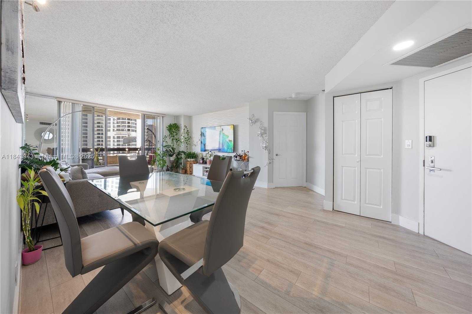 Small Image of 3530 MYSTIC POINTE DR #1406, Aventura Number 5