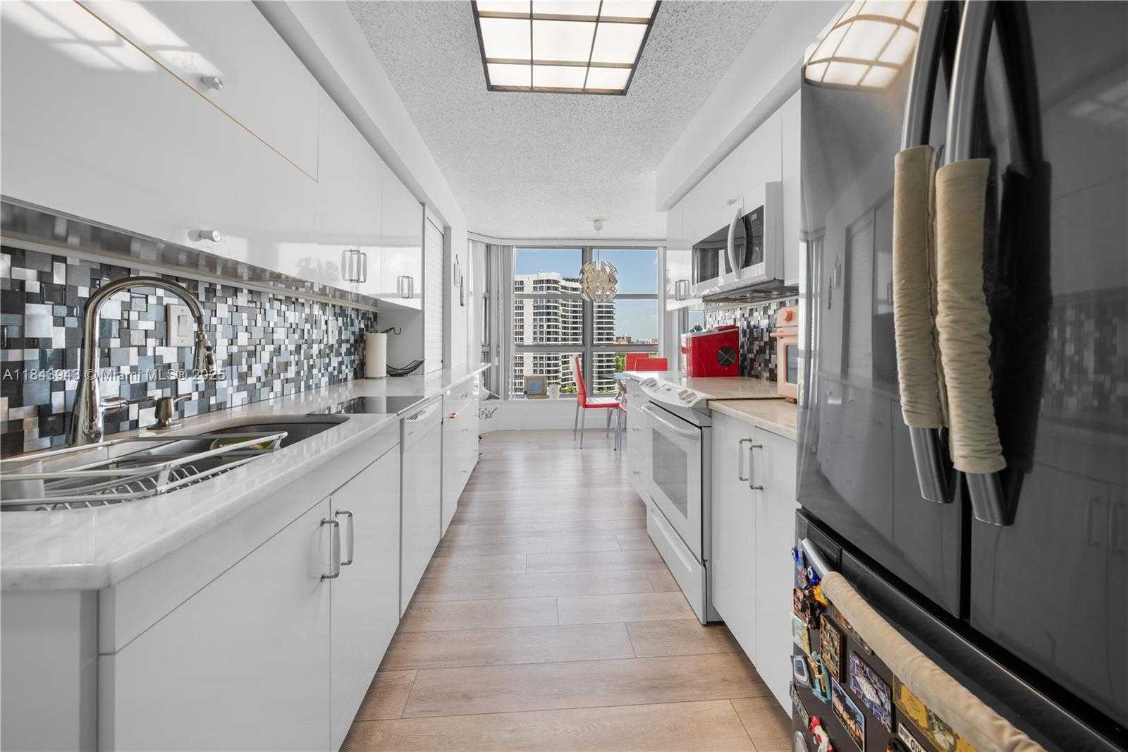 Small Image of 3530 MYSTIC POINTE DR #1406, Aventura Number 6