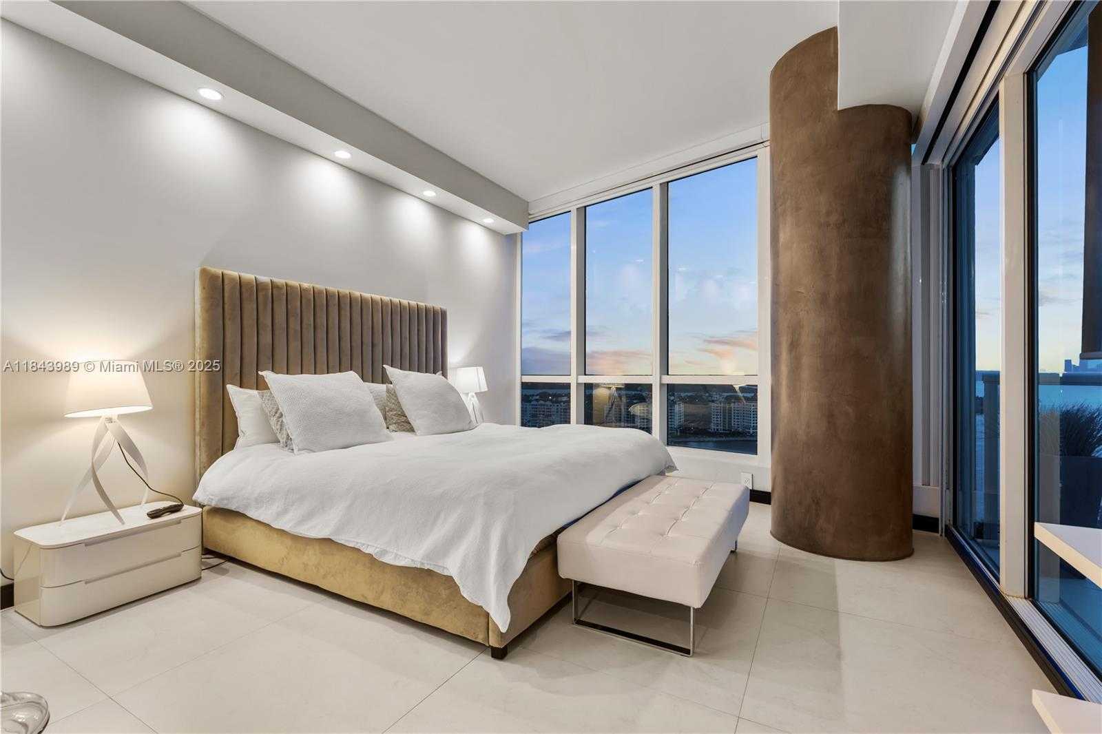 Small Image of 100 SOUTH POINTE DR #2301, Miami Beach Number 14