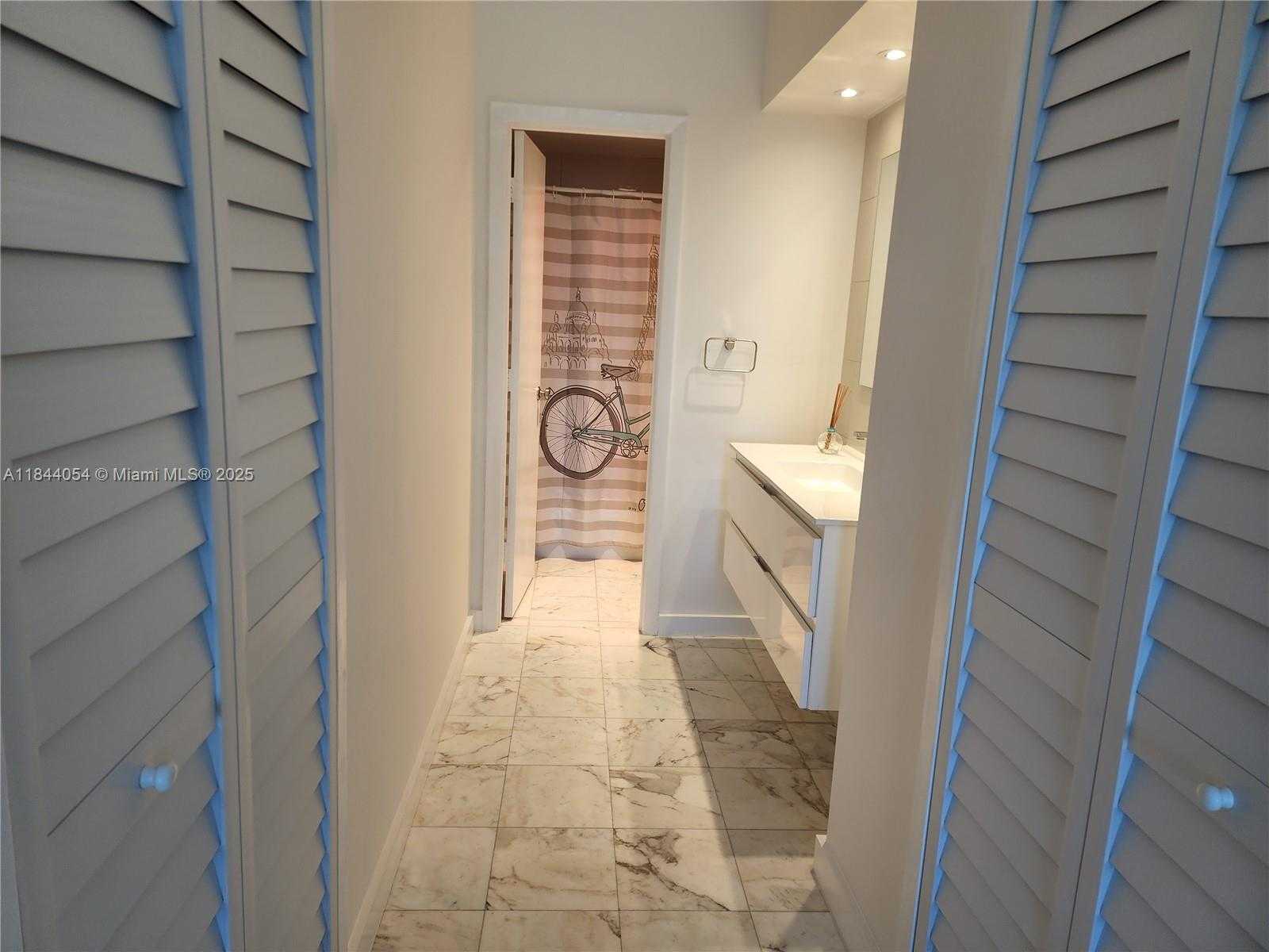 Small Image of 300 BAYVIEW DR #1608, Sunny Isles Beach Number 11