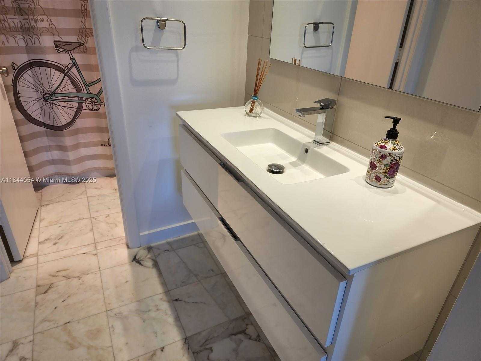 Small Image of 300 BAYVIEW DR #1608, Sunny Isles Beach Number 13