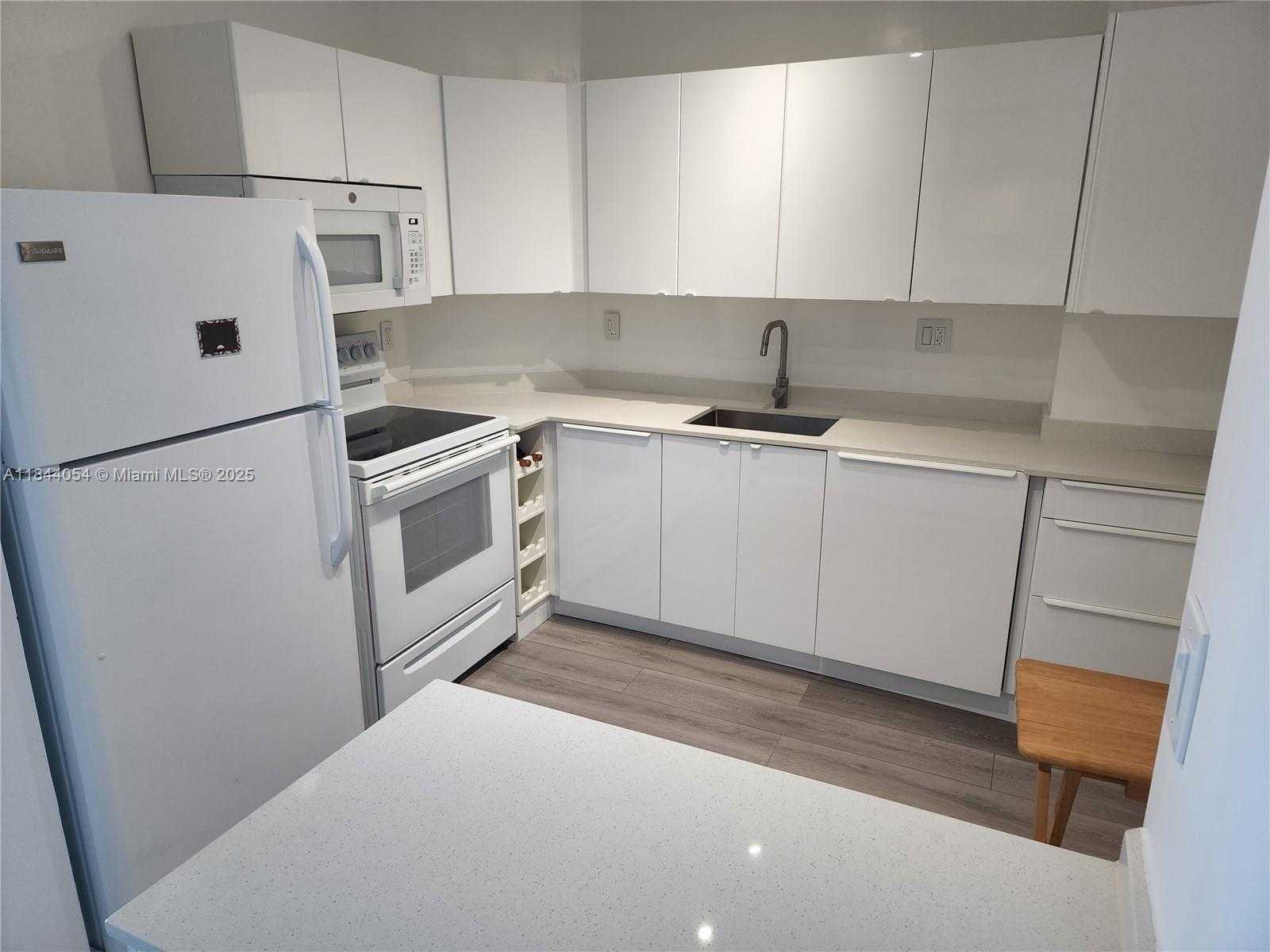 Small Image of 300 BAYVIEW DR #1608, Sunny Isles Beach Number 6