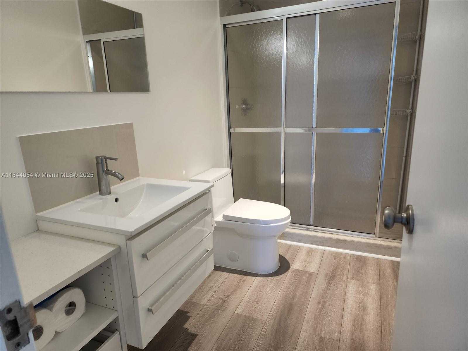 Small Image of 300 BAYVIEW DR #1608, Sunny Isles Beach Number 9