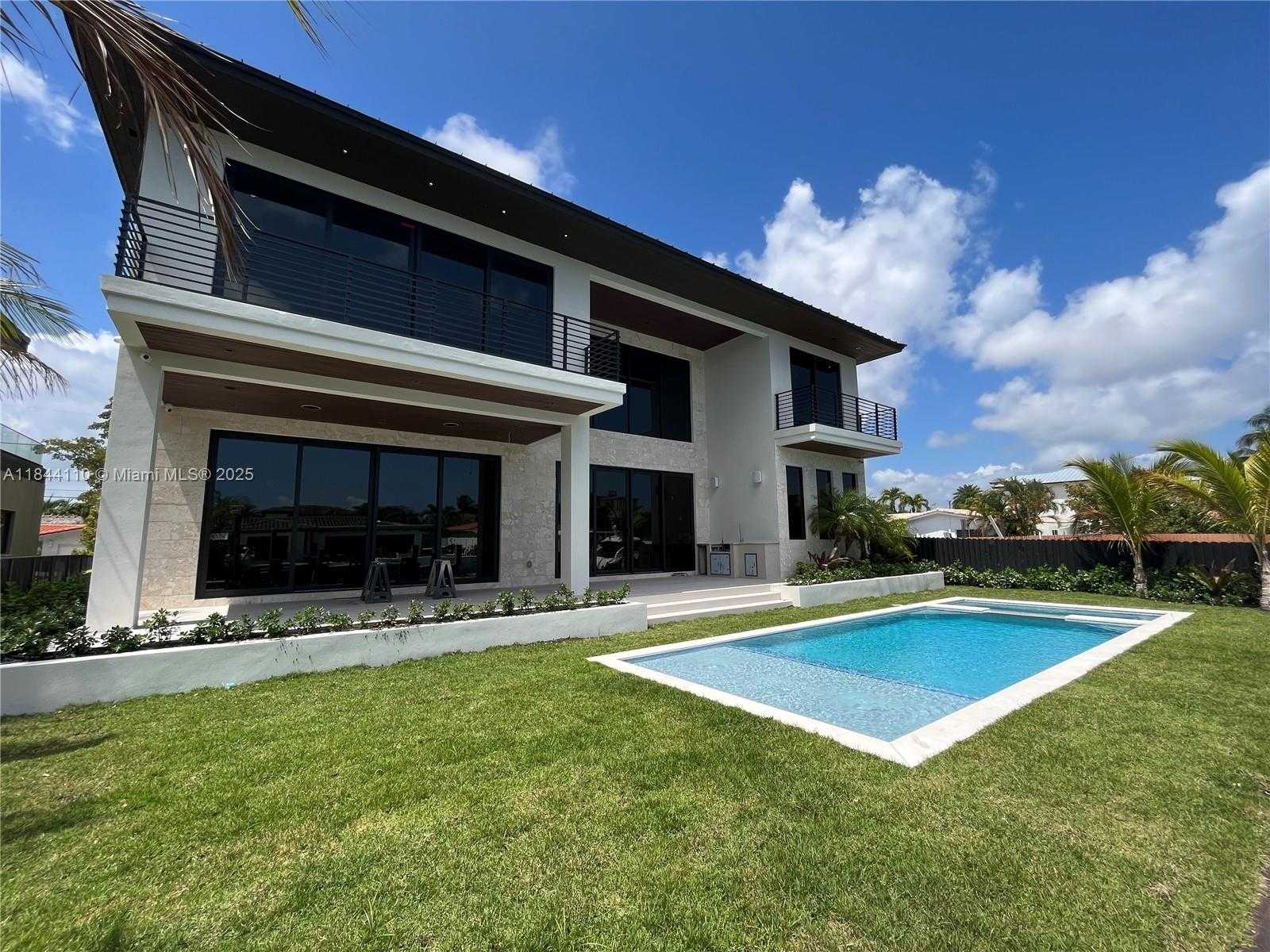 Small Image of 13085 CORONADO TER, North Miami Number 16