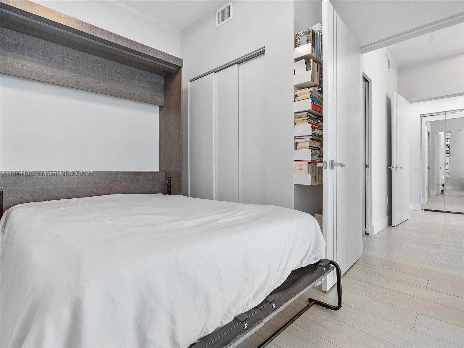 Small Image of Miami Number 17