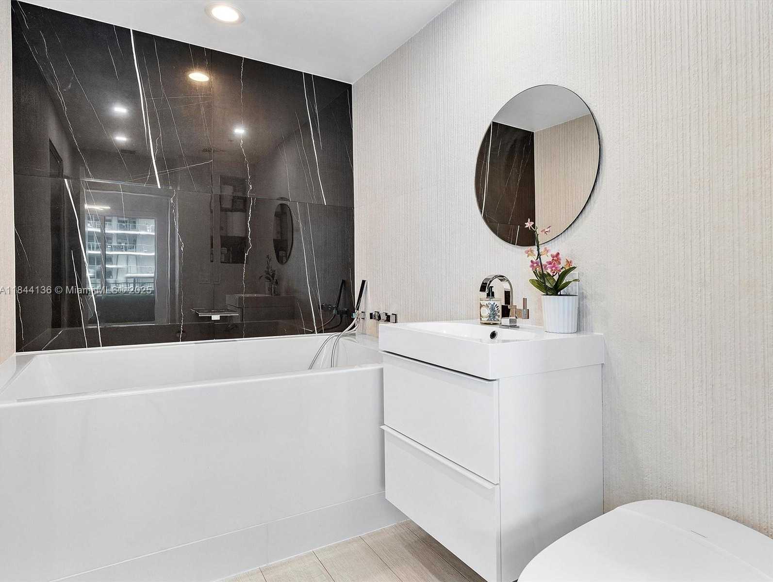 Small Image of Miami Number 6