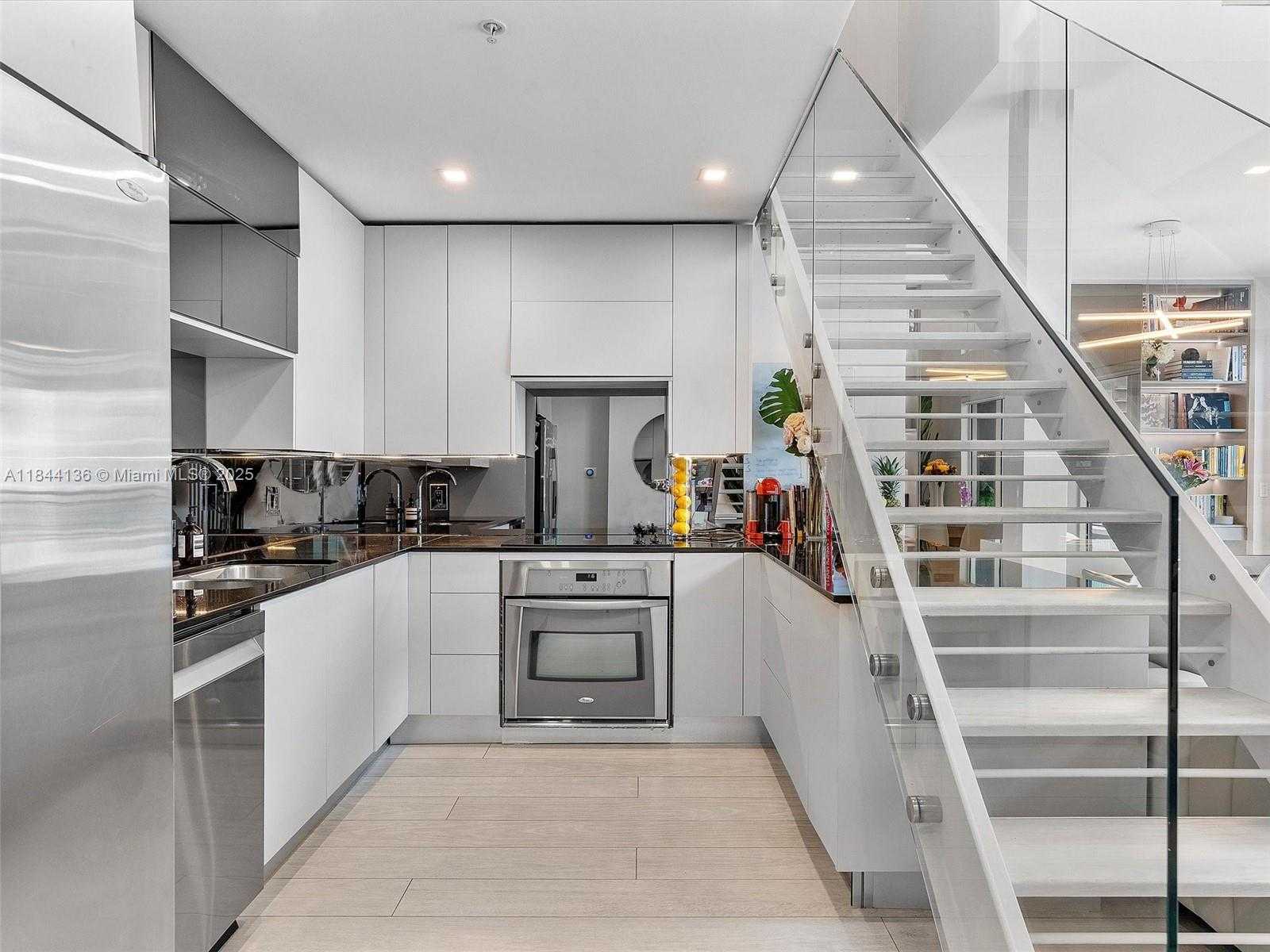 Small Image of Miami Number 7