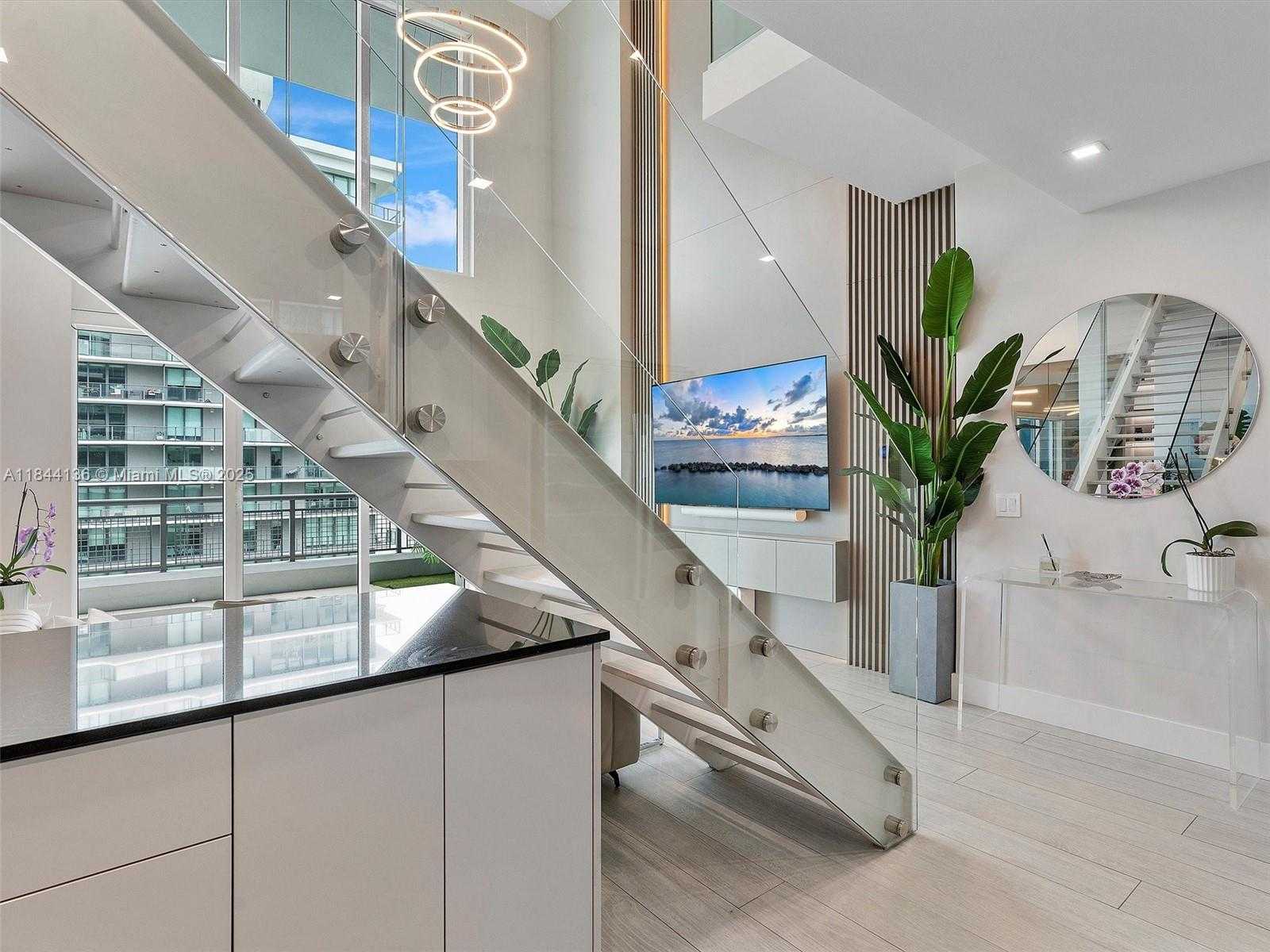 Small Image of Miami Number 9