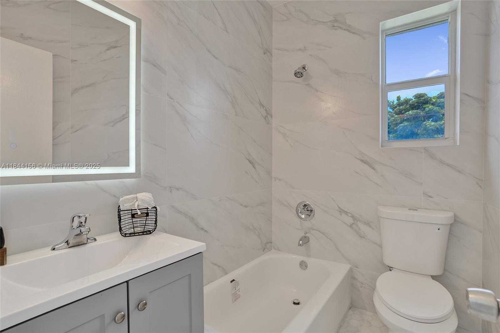 Small Image of 2160 BAY DR #1-1, Miami Beach Number 14