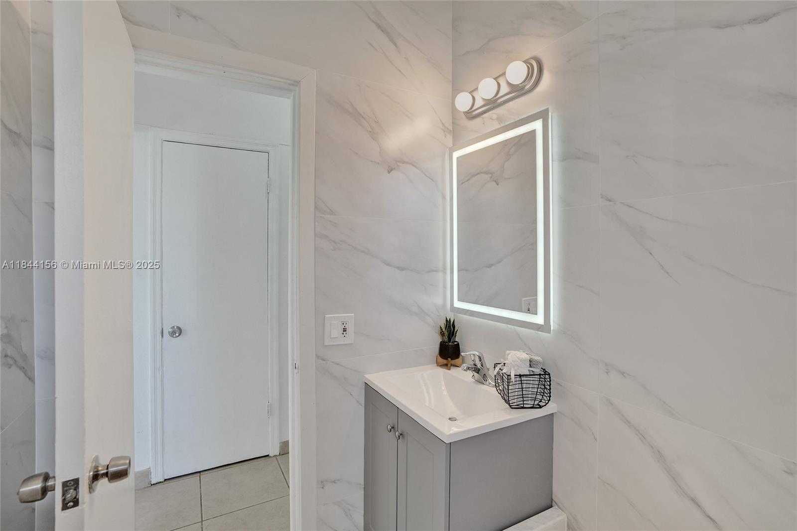 Small Image of 2160 BAY DR #1-1, Miami Beach Number 15