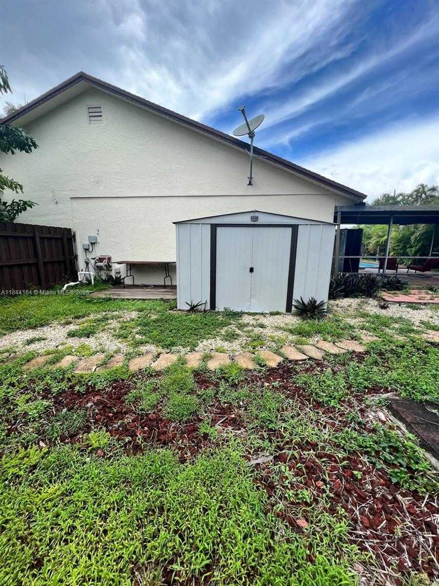 Small Image of 10511 SOUTH WEST 145TH CT, Miami Number 45