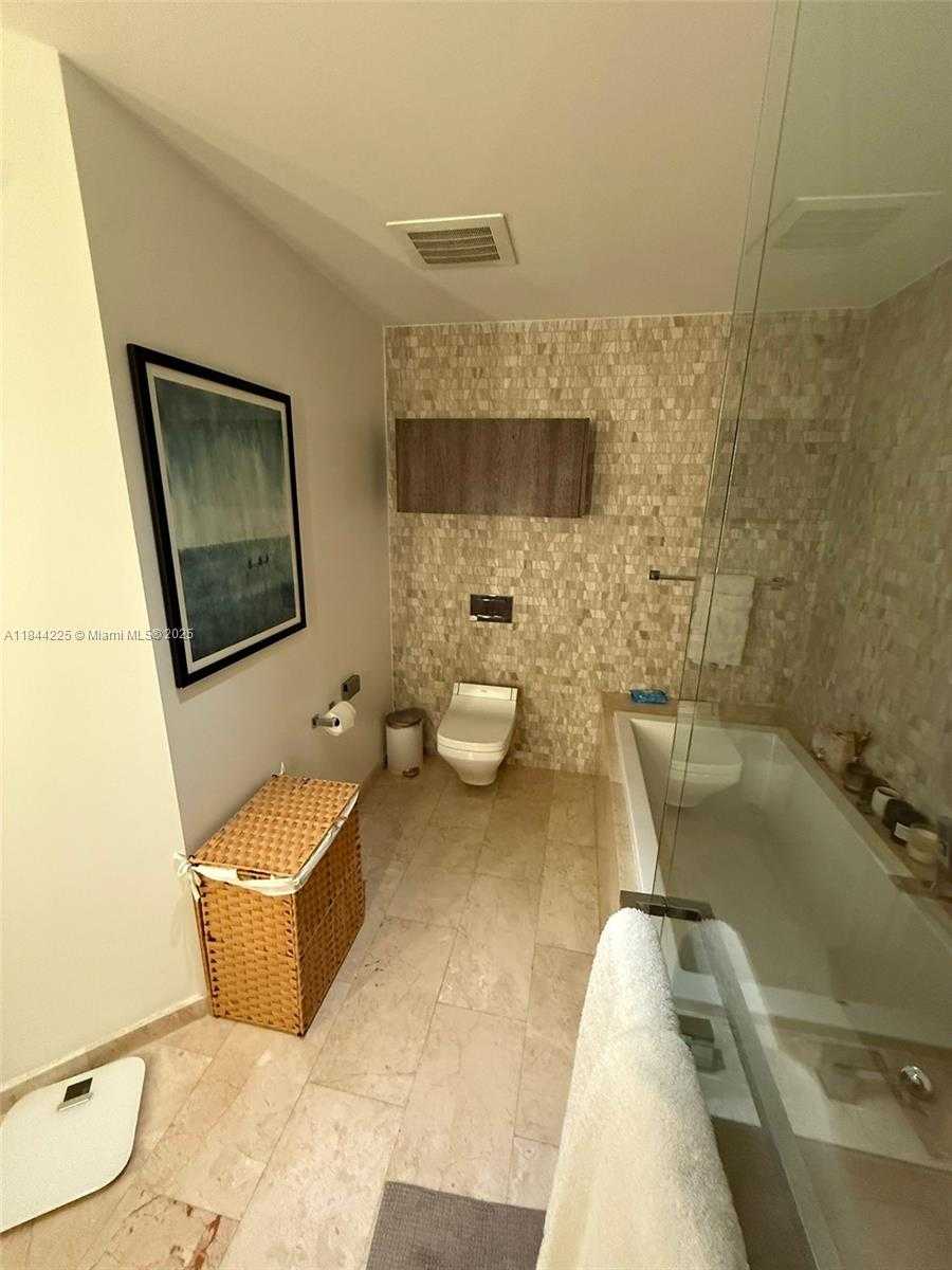 Small Image of 68 SOUTH EAST 6TH ST #1809, Miami Number 3