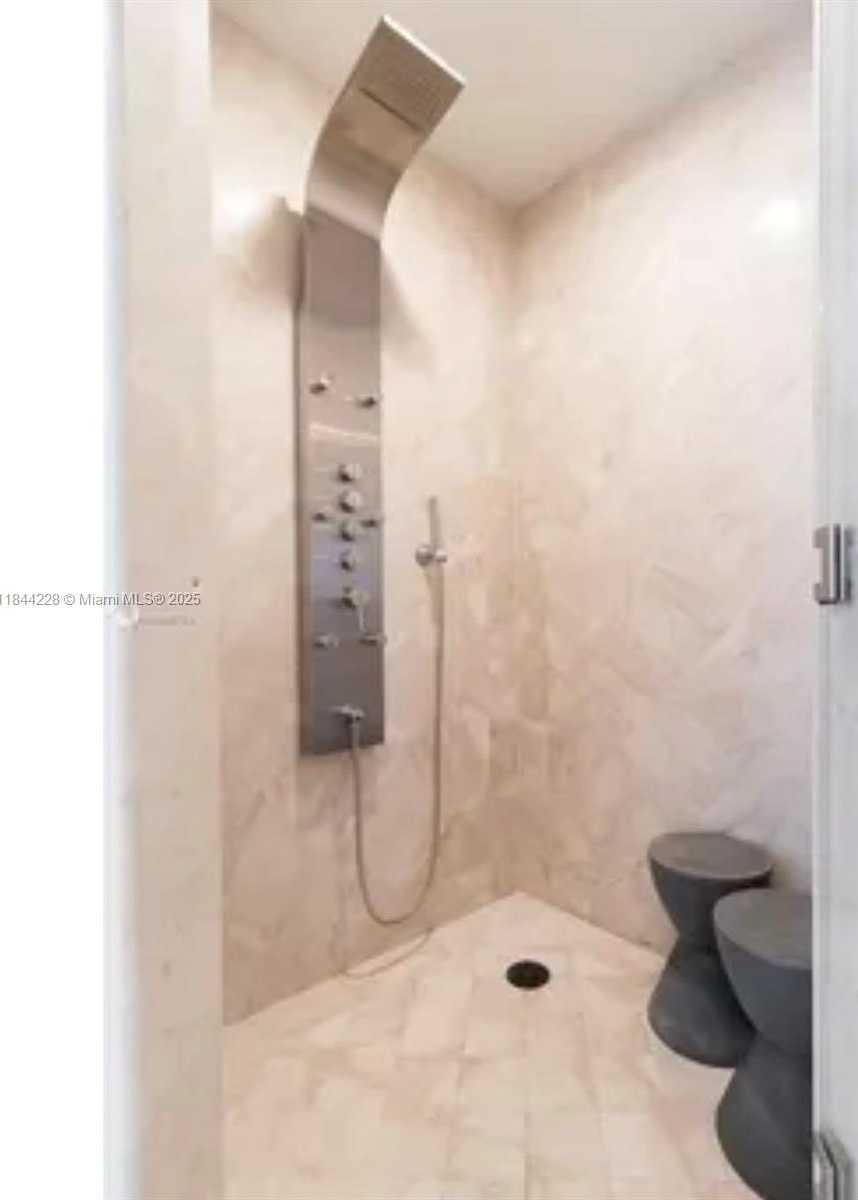 Small Image of 100 SOUTH POINTE DR #1709, Miami Beach Number 15