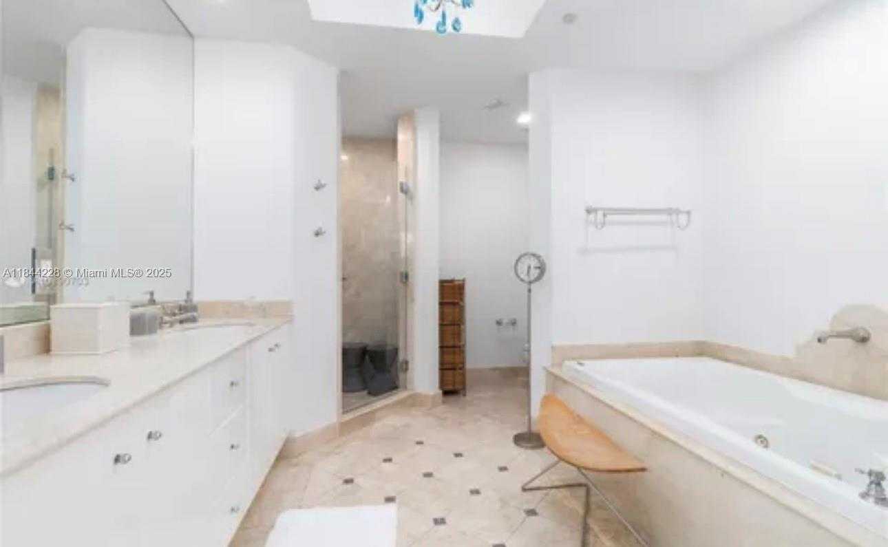Small Image of 100 SOUTH POINTE DR #1709, Miami Beach Number 16