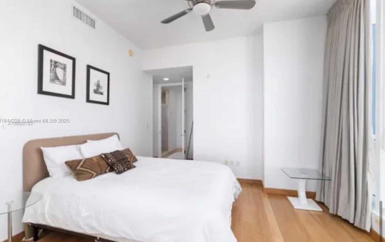 Small Image of 100 SOUTH POINTE DR #1709, Miami Beach Number 17