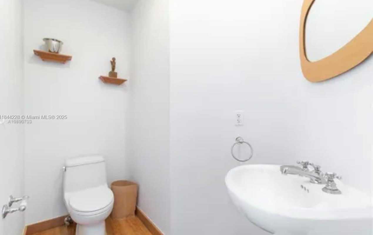 Small Image of 100 SOUTH POINTE DR #1709, Miami Beach Number 4