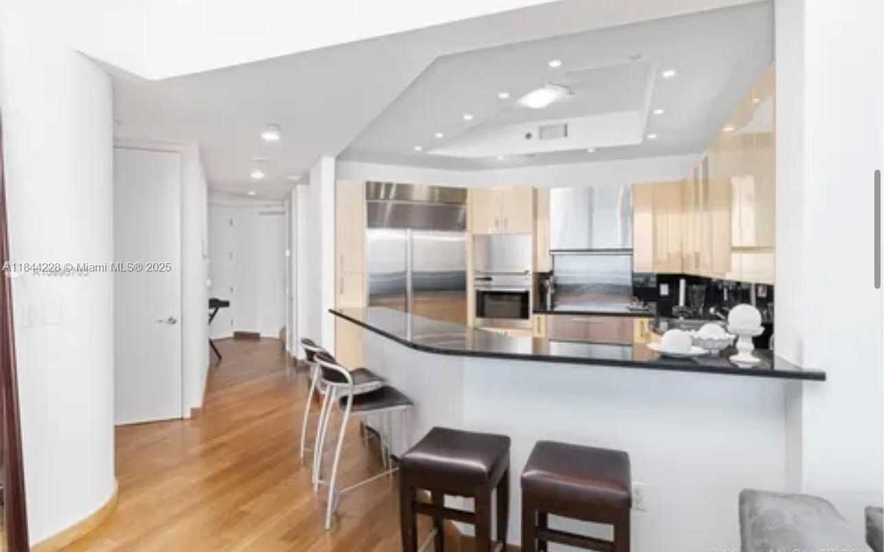 Small Image of 100 SOUTH POINTE DR #1709, Miami Beach Number 8
