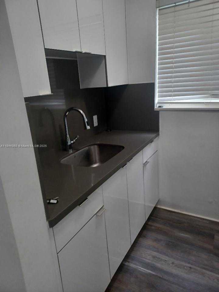 Small Image of 6950 BYRON AVE #1, Miami Beach Number 2