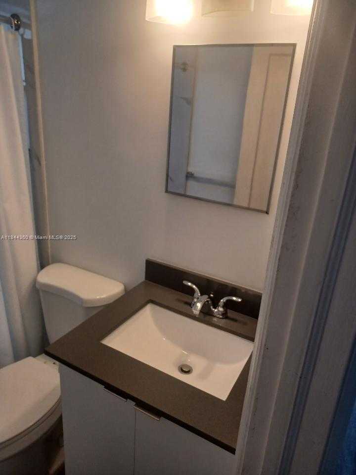 Small Image of 6950 BYRON AVE #1, Miami Beach Number 4